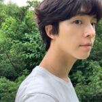 Hong Kyung Instagram - 여름 장마와 신기할 만큼 요즘 우연히 계속해서 보이는 미스 반 데어 로에, 연습 연주하는 아들을 객석 끝에서 지켜보는 이 곡의 작곡가이자 아버지, 그리고 motherland.