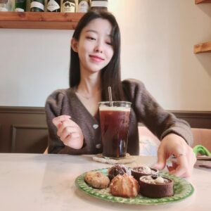 Hong Seo-hee Instagram - 🥨.