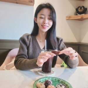 Hong Seo-hee Instagram - 🥨.
