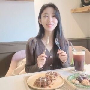 Hong Seo-hee Instagram - 🥨.