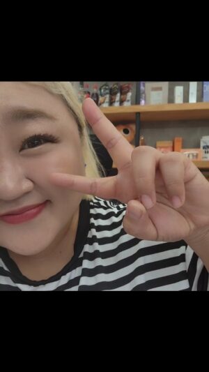 Hong Yun-hwa Instagram - 속눈썹 맨들기ㅋㅋㅋㅋㅋ