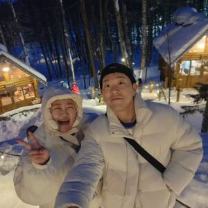 Hong Yun-hwa Instagram - 크하😆 눈이 너무너무 이뻤으미🩵🩵
저희 사진 이뿌게 찍어주신
버스앞자리언니들
가이드언니
뒤에 줄서던 언니들
신호대기하던 언니들
파르페 먹던 언니들
.
많은 관광객여러분 감사합니다유ㅎㅎ
.
#눈이펑펑💙🩵