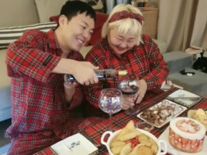 Hong Yun-hwa Instagram - 올해도 메리크리스마스🌲
클스마스라고 아끼는
돔페리뇽뜯는 용사님ㅋ칭찬해ㅋㅋ
모두모두 행복하고 따듯한 
크리스마스가 되시길🙏❤️
.
#망원동크스마스🥰