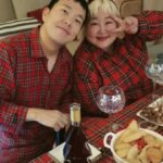 Hong Yun-hwa Instagram - 올해도 메리크리스마스🌲 클스마스라고 아끼는 돔페리뇽뜯는 용사님ㅋ칭찬해ㅋㅋ 모두모두 행복하고 따듯한 크리스마스가 되시길🙏❤️ . #망원동크스마스🥰