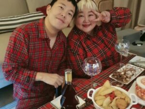 Hong Yun-hwa Instagram - 올해도 메리크리스마스🌲
클스마스라고 아끼는
돔페리뇽뜯는 용사님ㅋ칭찬해ㅋㅋ
모두모두 행복하고 따듯한 
크리스마스가 되시길🙏❤️
.
#망원동크스마스🥰