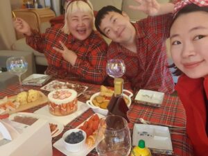 Hong Yun-hwa Instagram - 올해도 메리크리스마스🌲
클스마스라고 아끼는
돔페리뇽뜯는 용사님ㅋ칭찬해ㅋㅋ
모두모두 행복하고 따듯한 
크리스마스가 되시길🙏❤️
.
#망원동크스마스🥰