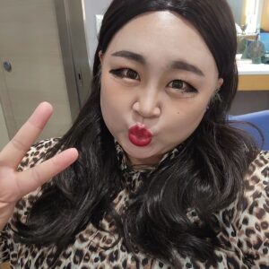 Hong Yun-hwa Instagram - 언니오빠들!!!
초롱이오빠랑 구슬이랑
오늘밤 코빅에서 만나요!!!
.
#03년생스타그램 
#오늘화장맘에들어😍