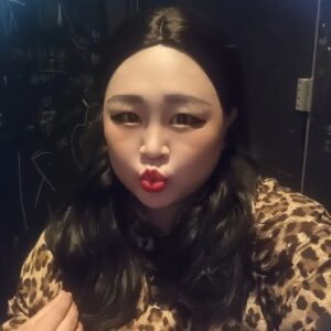 Hong Yun-hwa Instagram - 언니오빠들!!!
초롱이오빠랑 구슬이랑
오늘밤 코빅에서 만나요!!!
.
#03년생스타그램 
#오늘화장맘에들어😍