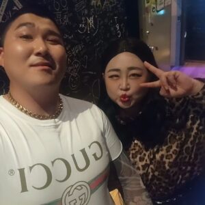 Hong Yun-hwa Instagram - 언니오빠들!!!
초롱이오빠랑 구슬이랑
오늘밤 코빅에서 만나요!!!
.
#03년생스타그램 
#오늘화장맘에들어😍