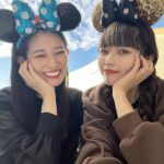 Honoka Akimoto Instagram - . Ernaちゃんとディズニーハロウィン👻 だいぶ早い段階で前髪くねくねになって おでこ全開マンになりました🦸 #ディズニー #ディズニーハロウィン ディズニーランド