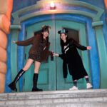 Honoka Akimoto Instagram - . Ernaちゃんとディズニーハロウィン👻 だいぶ早い段階で前髪くねくねになって おでこ全開マンになりました🦸 #ディズニー #ディズニーハロウィン ディズニーランド