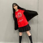 Honoka Akimoto Instagram - . 今年の生誕グッズ❤️ Tシャツとパーカーです♪ お洒落なロゴとイラスト〜✨ 着心地も最高！ 私は大きめに着たいので TシャツM、パーカーLを着用しています！ 生誕ライブやツアーで着てくれると嬉しいな💓 もちろん日常使いにも♪ #秋本帆華 #秋本帆華生誕 そして、、、 生写真！🫣🫣🫣 衣装もメイクもこだわりたっぷり💓 サイン入りには全てコメント書きました♪ ぜひゲットしてください♪