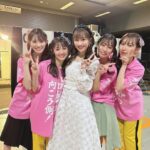 Honoka Akimoto Instagram - . あけましておめでとうございます🐲 ももいろ歌合戦 ありがとうございました✨ 2023年ラスト！ 大きな舞台で「沸き曲」 披露できて嬉しかったです🔥 アイドルメドレーも楽しかったー🐼 偉大な先輩の凄さを間近で見て パワーとやる気と笑顔が溢れてきました！ 2024年、飛躍の一年にするぞ〜🐉 #ももいろ歌合戦 #ももいろクローバーZ さん #TEAMSHACHI いろんな方とお写真撮っていただきました💓 横浜アリーナ