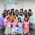 Honoka Akimoto Instagram - . あけましておめでとうございます🐲 ももいろ歌合戦 ありがとうございました✨ 2023年ラスト！ 大きな舞台で「沸き曲」 披露できて嬉しかったです🔥 アイドルメドレーも楽しかったー🐼 偉大な先輩の凄さを間近で見て パワーとやる気と笑顔が溢れてきました！ 2024年、飛躍の一年にするぞ〜🐉 #ももいろ歌合戦 #ももいろクローバーZ さん #TEAMSHACHI いろんな方とお写真撮っていただきました💓 横浜アリーナ