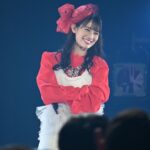Honoka Akimoto Instagram - . 余韻投稿〜♪ ライブ中すっごく笑ってるね！私！🤭 衣装もとっても可愛い❤️🤍 私の歴史を語る上でベレー帽は必須なので 素敵なベレー帽を用意して頂きました⭐️ #秋本帆華 #秋本帆華生誕祭2023 〜Hoo’s history セトリ〜 M1 勝手にハイブリッド M2 恋愛サーキュレーション M3 バブダンス2023 M4 ちゅ、多様性 M5 おっとりガールの憂鬱 M6 アイドル 〈ほのかクイズ〉〈台詞メドレー〉 M7 恋人はスナイパー M8 秘密のセレナーデ M9 メリッサ M10 OEOEO M11 光 M12天才バカボン