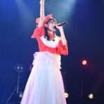 Honoka Akimoto Instagram - . 余韻投稿〜♪ ライブ中すっごく笑ってるね！私！🤭 衣装もとっても可愛い❤️🤍 私の歴史を語る上でベレー帽は必須なので 素敵なベレー帽を用意して頂きました⭐️ #秋本帆華 #秋本帆華生誕祭2023 〜Hoo’s history セトリ〜 M1 勝手にハイブリッド M2 恋愛サーキュレーション M3 バブダンス2023 M4 ちゅ、多様性 M5 おっとりガールの憂鬱 M6 アイドル 〈ほのかクイズ〉〈台詞メドレー〉 M7 恋人はスナイパー M8 秘密のセレナーデ M9 メリッサ M10 OEOEO M11 光 M12天才バカボン
