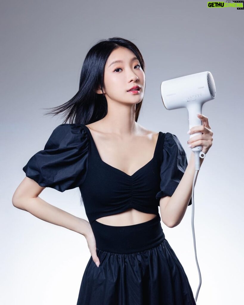 Hua Chen Instagram - 誰也跟我一樣洗完澡懶得用頭髮的美女 請舉手🙋🏻‍♀️🤭 但我有強迫症一定要把頭髮吹乾，於是我遇見了Panasonic nanocare EH-NA0J的奇蹟時刻😛 一款集結了時尚與科技的吹風機，讓我的日常保養變得輕而易舉了！ 四種模式（冷熱交替、頭皮護理、髮尾護理、美肌）為我帶來多元呵護💗 沐浴在高滲透奈米水離子和礦物負離子的呵護中，從頭皮到髮尾，它都能完美應對。剛洗完的臉也可以切換到美肌模式一起維持水潤💧達到邊吹髮邊保養的功效。 另外內附速乾、造型、集風速乾等吹嘴，加上台灣限定的捲髮定型烘罩，讓我隨心所欲展現不同風格。但其實不需另外增加吹嘴就能達到順髮抗毛躁，對我這個小懶人超級方便！ 羽絨白，這個像是天使之翼般純潔的顏色🪽，是新推出的限定色呦！！ 另外還有霧墨藍等顏色可以挑選，一樣都很有時尚感！ 與Panasonic nanocare EH-NA0J一起，讓我們把每一次的吹髮時刻都當成與自己獨處，有儀式感的一場享受吧😚😚😚 @panasonic.taiwan #PanasonicBeauty #EH_NA0J #羽絨白