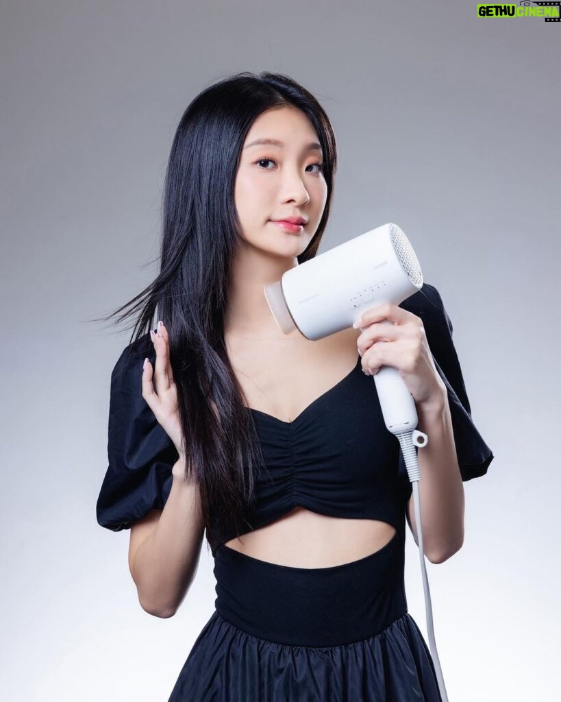 Hua Chen Instagram - 誰也跟我一樣洗完澡懶得用頭髮的美女 請舉手🙋🏻‍♀️🤭 但我有強迫症一定要把頭髮吹乾，於是我遇見了Panasonic nanocare EH-NA0J的奇蹟時刻😛 一款集結了時尚與科技的吹風機，讓我的日常保養變得輕而易舉了！ 四種模式（冷熱交替、頭皮護理、髮尾護理、美肌）為我帶來多元呵護💗 沐浴在高滲透奈米水離子和礦物負離子的呵護中，從頭皮到髮尾，它都能完美應對。剛洗完的臉也可以切換到美肌模式一起維持水潤💧達到邊吹髮邊保養的功效。 另外內附速乾、造型、集風速乾等吹嘴，加上台灣限定的捲髮定型烘罩，讓我隨心所欲展現不同風格。但其實不需另外增加吹嘴就能達到順髮抗毛躁，對我這個小懶人超級方便！ 羽絨白，這個像是天使之翼般純潔的顏色🪽，是新推出的限定色呦！！ 另外還有霧墨藍等顏色可以挑選，一樣都很有時尚感！ 與Panasonic nanocare EH-NA0J一起，讓我們把每一次的吹髮時刻都當成與自己獨處，有儀式感的一場享受吧😚😚😚 @panasonic.taiwan #PanasonicBeauty #EH_NA0J #羽絨白