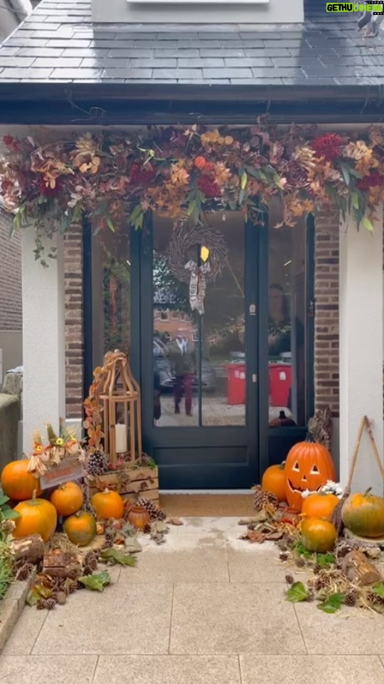 Hugh Wallace Instagram - I met Lorraine from @beyondno.6 Lorraine is transforming this house in North County Dublin, dressing it for Autumn 🍂 & Halloween 🎃 A fabulous install👏 #halloween #halloweendecor #autumndoorstyling #doorscaping #homeinteriors #curbappeal #autumn