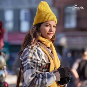 Humberly Gonzalez Instagram - Looking at you December 17👀 only THREE more days until our Queermas feel good movie👩🏼‍❤️‍💋‍👩🏽🤍#CountdownToChristmas with #FriendsAndFamilyChristmas on the @hallmarkchannel 
.
.
#Hallmark #Christmas #Queer #LGBTQ
