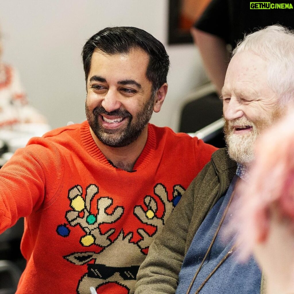 Humza Yousaf Instagram - A real joy to join 🍊 @dundeeunitedct ⚽️ at Tannadice to help out at their Festive Friends lunch. Christmas is a special time of the year, but for some it can be more difficult. To all those in communities across Scotland looking out for others this Christmas, thank you 🙏 Tannadice Park