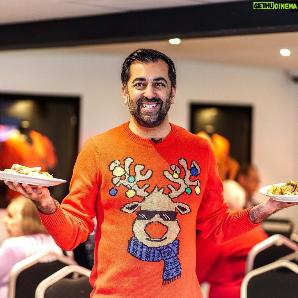 Humza Yousaf Instagram - A real joy to join 🍊 @dundeeunitedct ⚽️ at Tannadice to help out at their Festive Friends lunch. Christmas is a special time of the year, but for some it can be more difficult. To all those in communities across Scotland looking out for others this Christmas, thank you 🙏 Tannadice Park