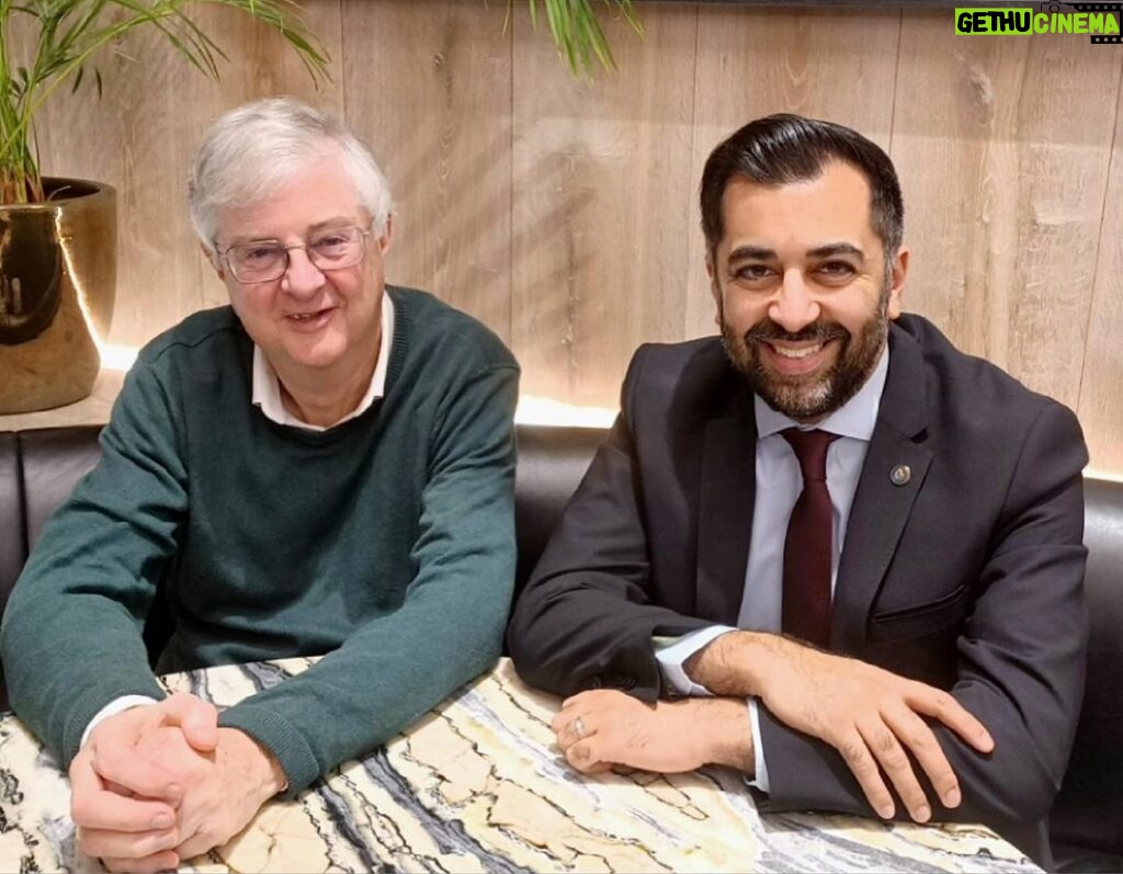Humza Yousaf Instagram - 🏴󠁧󠁢󠁳󠁣󠁴󠁿 🏴󠁧󠁢󠁷󠁬󠁳󠁿 Thanks to @markdrakefordwales for the opportunity to catch up ahead of the British-Irish Council in Dublin today. We discussed the importance of Scotland and Wales working together to ensure devolution is fully respected by Westminster, following the Chancellor’s inadequate Autumn Statement that fails to invest in public services and tackle the cost of living crisis. Dublin, Ireland