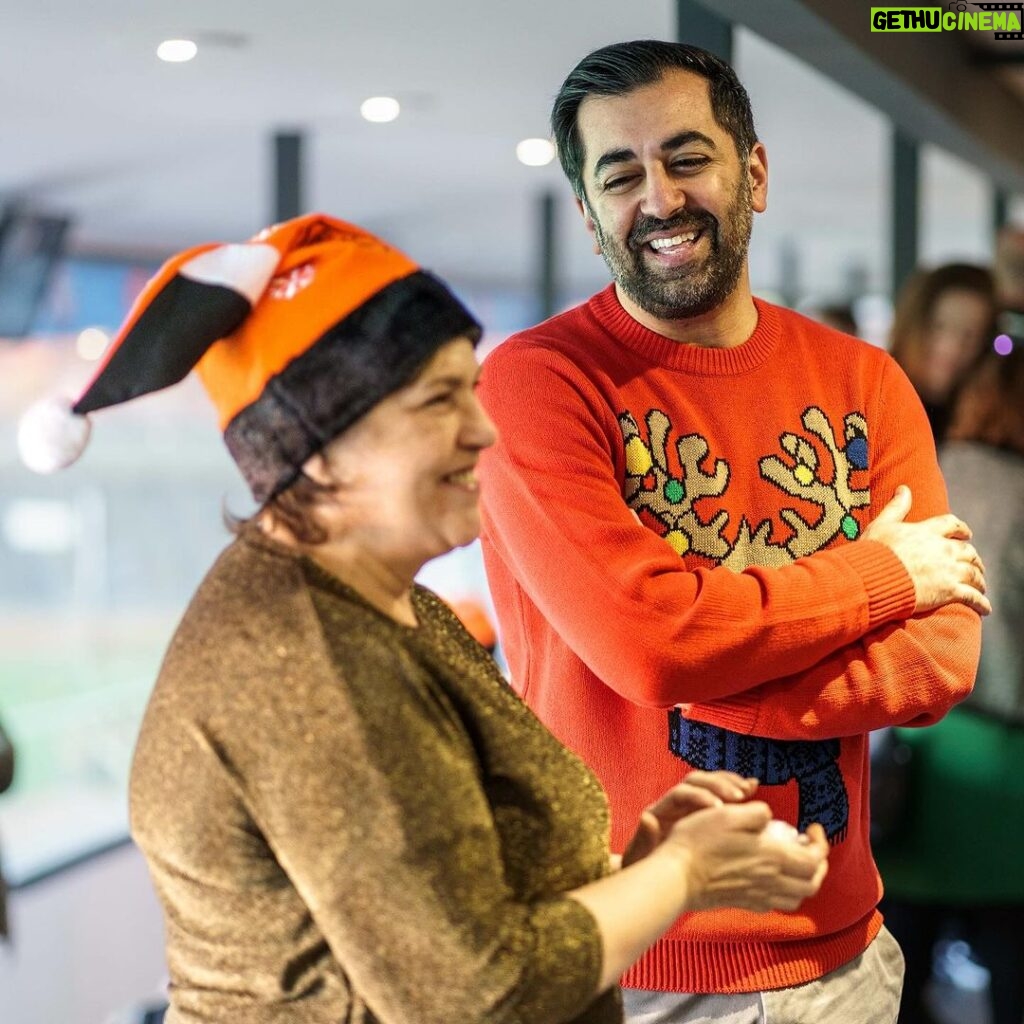 Humza Yousaf Instagram - A real joy to join 🍊 @dundeeunitedct ⚽️ at Tannadice to help out at their Festive Friends lunch. Christmas is a special time of the year, but for some it can be more difficult. To all those in communities across Scotland looking out for others this Christmas, thank you 🙏 Tannadice Park