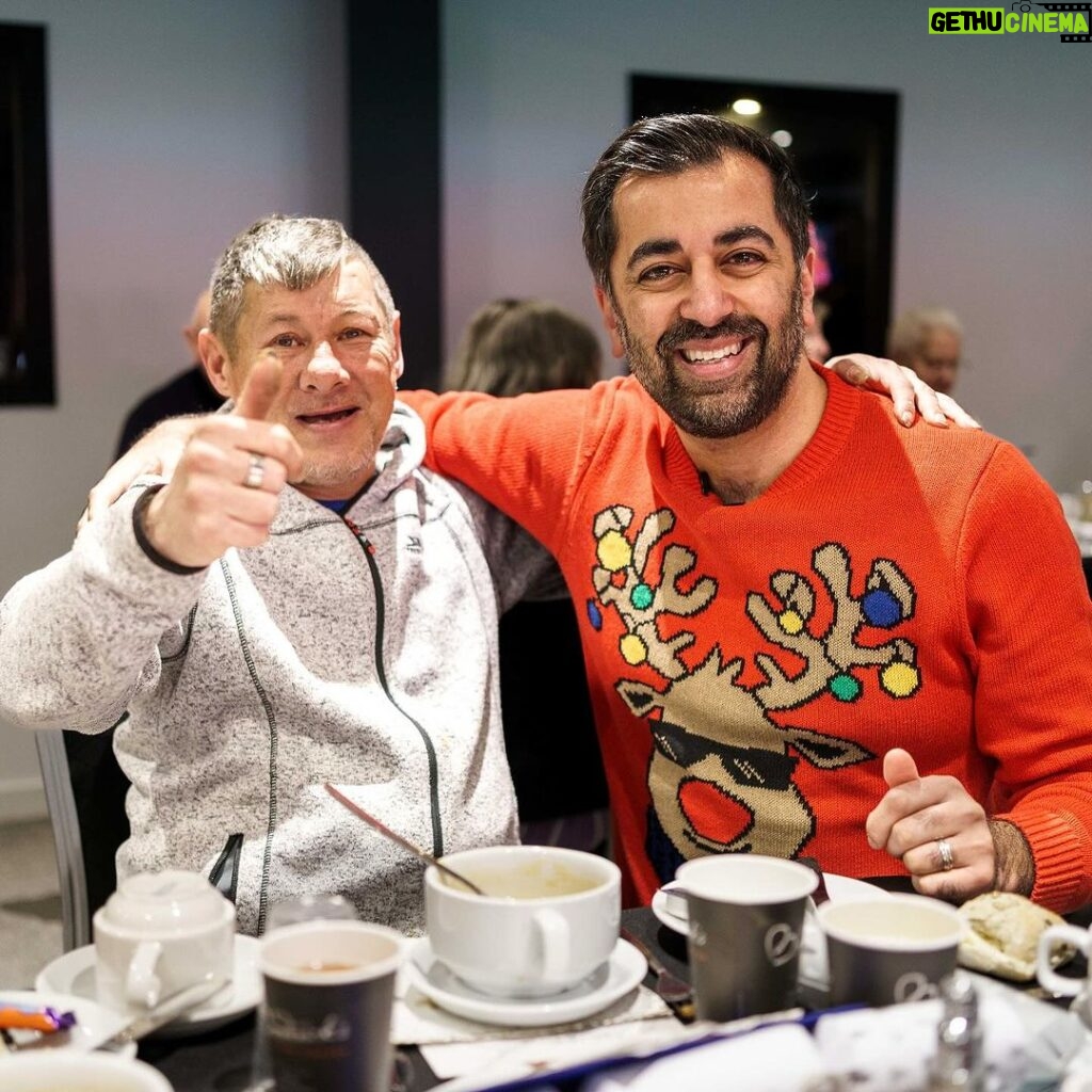 Humza Yousaf Instagram - A real joy to join 🍊 @dundeeunitedct ⚽️ at Tannadice to help out at their Festive Friends lunch. Christmas is a special time of the year, but for some it can be more difficult. To all those in communities across Scotland looking out for others this Christmas, thank you 🙏 Tannadice Park