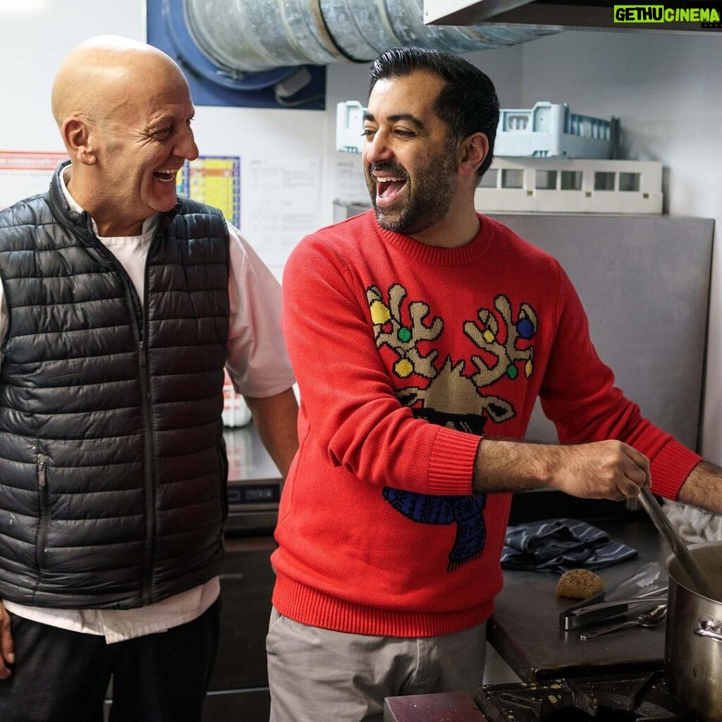 Humza Yousaf Instagram - A real joy to join 🍊 @dundeeunitedct ⚽️ at Tannadice to help out at their Festive Friends lunch. Christmas is a special time of the year, but for some it can be more difficult. To all those in communities across Scotland looking out for others this Christmas, thank you 🙏 Tannadice Park