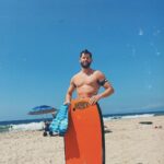 Hunter March Instagram - Chest may be small but my back is BACKING rn. Also pretend I’m holding a surfboard. Manhattan Beach, California