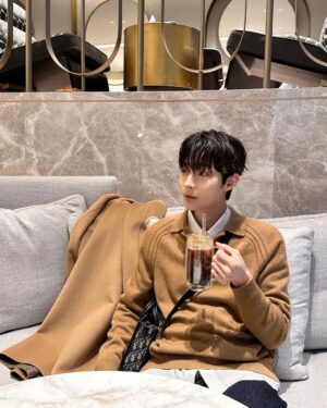 Hwang In-yeop Instagram - 🎄
@DIOR #Dior #DiorIcons