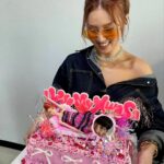 Hwasa Instagram - 내 몸을 이렇게까지 사랑해본적은 처음이였어요 😁 I LOVE MY BODY 활동을 마치며 많은사랑과 에너지를 듬뿍 받았습니다. 부디 이 에너지가 많은분들에게도 닿았기를 기도해요 이 멋진 여정을 함께해준 댄서친구들,우리 스탭들 그리고 @pnation.official 식구분들과 보이지않는곳에서 열심히 서포트해주신 @42psy42 Daddy 😄❤️‍🔥 감사합니다. 누군가가 나의 하루를 망치려고 하거든 사랑할래 지구 끝까지 🩷🫧