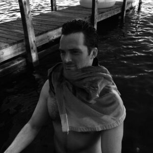 Ian Harding Instagram - Lake scarf. #tbt photo: @sophiiieeehart