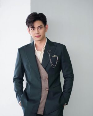 Iang Sittha Sapanuchart Instagram - วันนี้ไปร่วมงาน #oneสนั่นจอ เปิดตัวละครเรื่องทองประกายแสด ฝากตามรับชมเร็วๆนี้นะครับทางช่อง @one31thailand ขอบคุณชุดสูทเท่ๆนะครับ @milanweddingbkk 🙏🏻🙏🏻🙏🏻