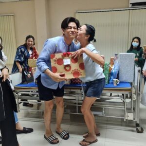 Iang Sittha Sapanuchart Instagram - เมื่อวานทำงานวันสุดท้ายของปี จับฉลากแลกของขวัญกัน สนุกสนานครับ 😁😁😁🙏🏻🙏🏻🙏🏻 #บังเกิดเกล้า