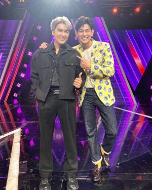 Iang Sittha Sapanuchart Instagram - ขอบคุณรายการร้องข้ามกำแพงที่ให้โอกาสผมได้ไปเซอร์ไพรส์พี่แบงค์นะครับ จริงๆแล้วคิดถึงพี่ๆBlack Vanilla ทุกคนเลยครับ ดีใจที่ได้มาร้องเพลงของ BV นะครับ ขอให้พี่แบงค์พี่ไอซ์และครอบครัวรวมถึงน้องนิลลามีความสุขมากๆนะครับ แล้วเจอกันนะพี่ @bank_athigit @thewallsong_official 🙏🏻🙏🏻🙏🏻