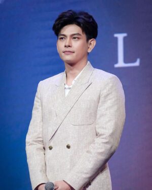Iang Sittha Sapanuchart Instagram - #gmmtv2023 ขอบคุณชุดจาก @houseoftatayvon ด้วยนะครับ แล้วก็ขอบคุณรูปจากน้องรหัสด้วยจ้า ❤️❤️😊 @pearnashi91 ฝากติดตาม โคตรเหงา..เราสองคน @gmmtv เร็วๆนี้ครับ
