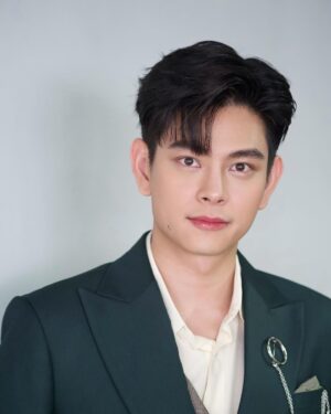 Iang Sittha Sapanuchart Instagram - วันนี้ไปร่วมงาน #oneสนั่นจอ เปิดตัวละครเรื่องทองประกายแสด ฝากตามรับชมเร็วๆนี้นะครับทางช่อง @one31thailand ขอบคุณชุดสูทเท่ๆนะครับ @milanweddingbkk 🙏🏻🙏🏻🙏🏻