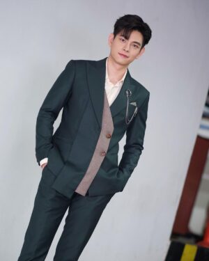 Iang Sittha Sapanuchart Instagram - วันนี้ไปร่วมงาน #oneสนั่นจอ เปิดตัวละครเรื่องทองประกายแสด ฝากตามรับชมเร็วๆนี้นะครับทางช่อง @one31thailand ขอบคุณชุดสูทเท่ๆนะครับ @milanweddingbkk 🙏🏻🙏🏻🙏🏻