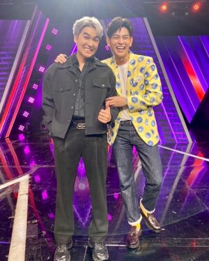 Iang Sittha Sapanuchart Instagram - ขอบคุณรายการร้องข้ามกำแพงที่ให้โอกาสผมได้ไปเซอร์ไพรส์พี่แบงค์นะครับ จริงๆแล้วคิดถึงพี่ๆBlack Vanilla ทุกคนเลยครับ ดีใจที่ได้มาร้องเพลงของ BV นะครับ ขอให้พี่แบงค์พี่ไอซ์และครอบครัวรวมถึงน้องนิลลามีความสุขมากๆนะครับ แล้วเจอกันนะพี่ @bank_athigit @thewallsong_official 🙏🏻🙏🏻🙏🏻
