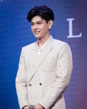 Iang Sittha Sapanuchart Instagram - #gmmtv2023 ขอบคุณชุดจาก @houseoftatayvon ด้วยนะครับ แล้วก็ขอบคุณรูปจากน้องรหัสด้วยจ้า ❤️❤️😊 @pearnashi91 ฝากติดตาม โคตรเหงา..เราสองคน @gmmtv เร็วๆนี้ครับ