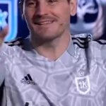 Iker Casillas Instagram - Cerramos la primera etapa del reto apasionante en el que nos hemos metido. No podríamos estar más orgullosos de todo lo que hemos logrado juntos equipo.  Hemos tenido que adaptarnos a un nuevo formato, y hacerlo a toda velocidad. Un nuevo equipo lleno de grandes personas con ganas de formar parte de esto. Desde el inicio, hemos trabajado juntos para construir una comunidad sólida y un equipo apasionado.  Hemos visto crecer a nuestro equipo, hemos celebrado victorias juntos y también hemos aprendido de nuestros errores. Y aunque las jornadas no siempre han sido fáciles, cada obstáculo nos ha hecho más fuertes y nos ha hecho crecer como grupo. Gracias a todos por formar parte de esto y a @dulcesol por sumarse al proyecto y acompañarnos en este camino. Queda mucho más por venir. Estamos listos para el próximo Split Santos y Santas!! Seguimos!!