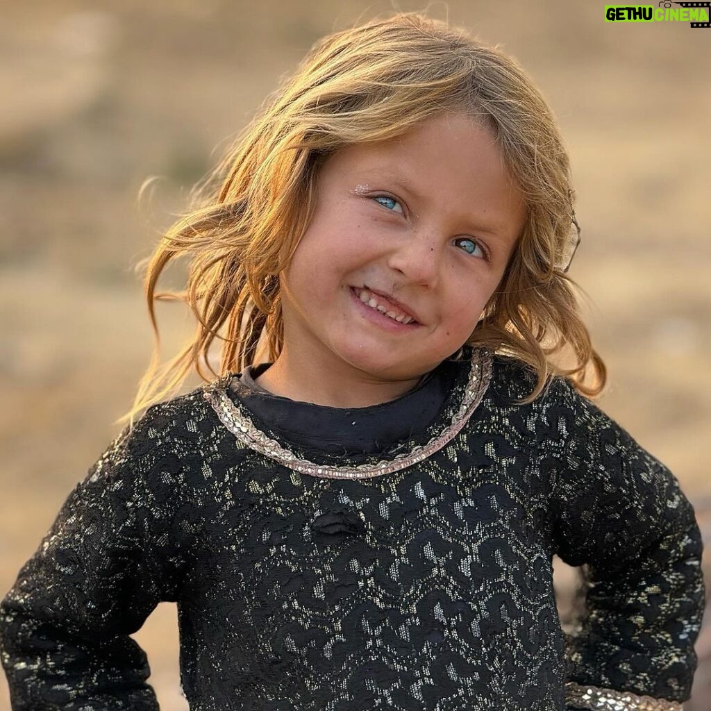 Imran Abbas Instagram - Took these picture this evening while driving back home .. These innocent beautiful eyes caught my attention and I couldn’t help praising Allah who created this beautiful face… SubhanAllah!! May this innocent smile always stay alive and these bright eyes never see any darkness of this world. #beautyofpakistan #blueeyes Islamabad, Pakistan