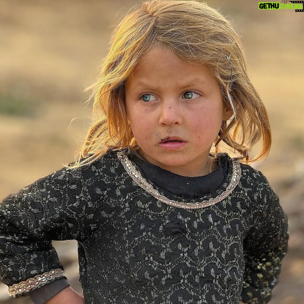 Imran Abbas Instagram - Took these picture this evening while driving back home .. These innocent beautiful eyes caught my attention and I couldn’t help praising Allah who created this beautiful face… SubhanAllah!! May this innocent smile always stay alive and these bright eyes never see any darkness of this world. #beautyofpakistan #blueeyes Islamabad, Pakistan