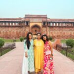 Inchara Joshi Instagram - 🧿❤️"The love of a family is a life's greatest blessing”🧿❤️ #incharajoshi #mansijoshi #jyothijoshi #agra #newdelhi #actors #kannada #family #vacation #delhi #agrafort #familia #anguribagh Red Fort Agra India