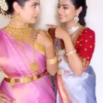 Inchara Joshi Instagram - Ayenge tere sajanaa @mansi._.joshi ❤️🧿 Mua: @makeoverbydhuhikshaharale ❤️ Inchara’s Saree blouse :@hello_sunshine_designer_studio ❤️ Mansi’s saree and blouse : @swarna_suchi Hair by : @nutella_k_i_s_s_e_s_ ❤️ Jewellery by : @sindhoorafashionjewellery #inchu #inchara #viral #trendingreels #instagram #reelsinstagram #mehendi #ddlj #sisterlove #sisters #mansijoshi #anushka #virat #serial #industry #trendingsongs #shahrukhkhan #kajol #cute #saree ##cutesister #mansi