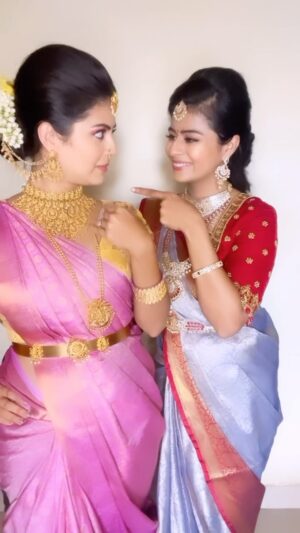 Inchara Joshi Instagram - Ayenge tere sajanaa @mansi._.joshi ❤️🧿
Mua: @makeoverbydhuhikshaharale ❤️
Inchara’s Saree blouse :@hello_sunshine_designer_studio ❤️
Mansi’s saree and blouse : @swarna_suchi 

Hair by : @nutella_k_i_s_s_e_s_ ❤️
Jewellery by : @sindhoorafashionjewellery

#inchu #inchara #viral #trendingreels #instagram  #reelsinstagram #mehendi #ddlj #sisterlove #sisters #mansijoshi #anushka #virat #serial #industry #trendingsongs #shahrukhkhan #kajol #cute #saree ##cutesister #mansi