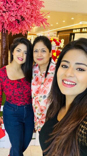Inchara Joshi Instagram - First time at Lulu mall with family 🧿❤️

#incharajoshi #inchu #inchara #viral #trending #cute #incredibleindia #instagram #reels #reelsinstagram #actors #heriones #paaru #viral #katheyondushuruvagide #sahana #mansijoshi #sisters #family #kfi #kannadaserial
