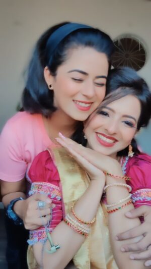 Inchara Joshi Instagram - Pandith sisters🔥🥳
Bloopers 😉

#katheyondushuruvagide #starsuvarna #varnika #sahana #soumyabhat #incharajoshi #kannada